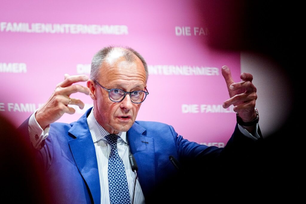 Bundeskanzler Friedrich Merz (CDU) spricht nach seiner Rückkehr aus Washington DC bei der Veranstaltung Die Familienunternehmer-Tage 2025. Credit: Kay Nietfeld/dpa