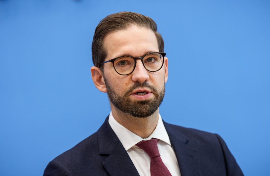 Germany Says Russia Commits War Crimes by Freezing Ukrainians