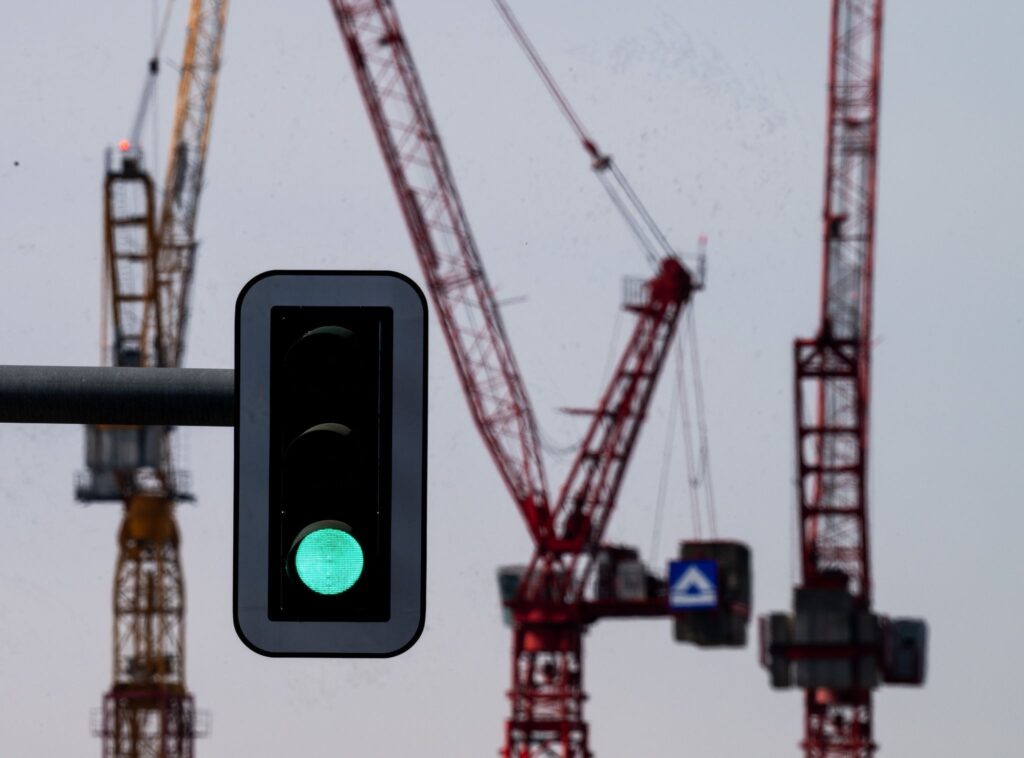 German Construction Orders Surge 11% as Employment Hits 545,000